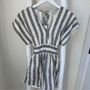 American Eagle Outfitters Gray and White Tie Back Short Sleeve Jumpsuit w Pocket